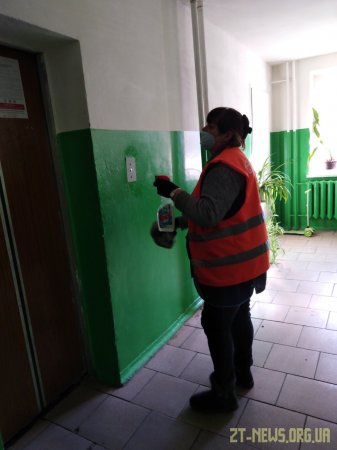У Житомирі дезінфікують під’їзди багатоповерхівок