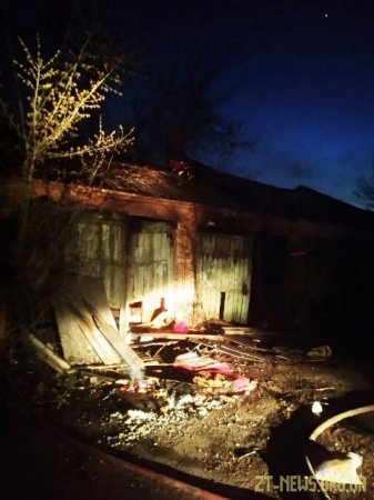 У Житомирі рятувальники ліквідували загоряння не діючої будівлі складу