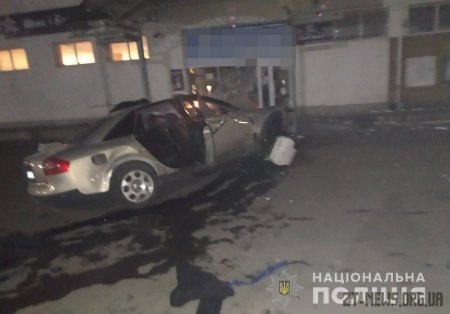 У Малині п'яний водій Audi вилетів на парковку та зіткнувся зі стіною