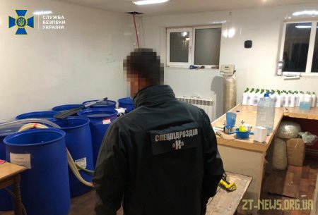 У Житомирі СБУ «накрила» підпільний цех, де виготовляли неякісні антисептики