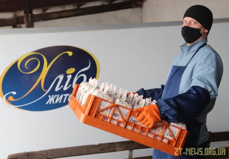 У Житомирі паски освячують прямо на виробництві