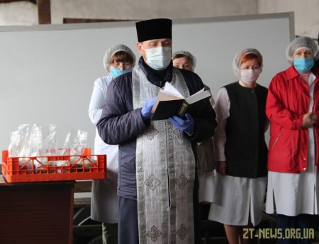 У Житомирі паски освячують прямо на виробництві