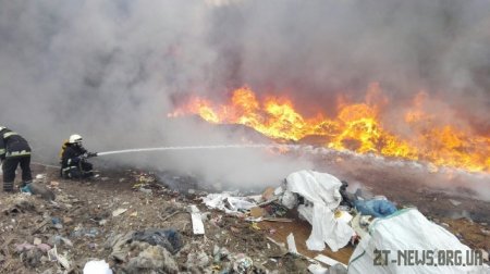 У Житомирі другий день рятувальники ліквідовують пожежу на сміттєзвалищі