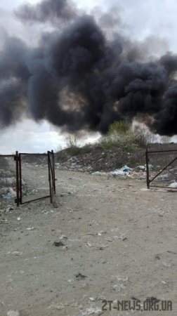 У Житомирі другий день рятувальники ліквідовують пожежу на сміттєзвалищі