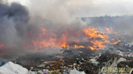 У Житомирі другий день рятувальники ліквідовують пожежу на сміттєзвалищі