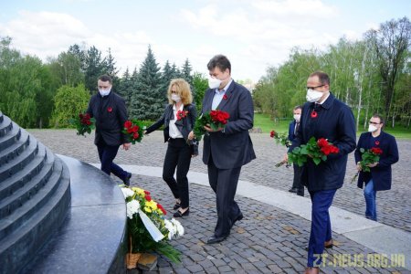 В обласному центрі влада вшанувала пам'ять загиблих у Другій світовій війні та привітала ветеранів