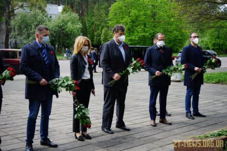 В обласному центрі влада вшанувала пам'ять загиблих у Другій світовій війні та привітала ветеранів
