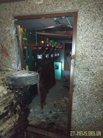 У Житомирі водій ЗАЗу врізався у будівлю та загинув