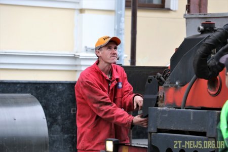 На Михайлівську повернули лавки з декоративними рослинами