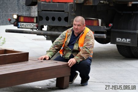 На Михайлівську повернули лавки з декоративними рослинами