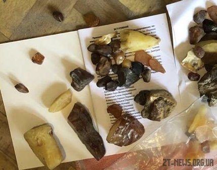 Партію нелегального бурштину вилучила СБУ у скупника з Коростеня