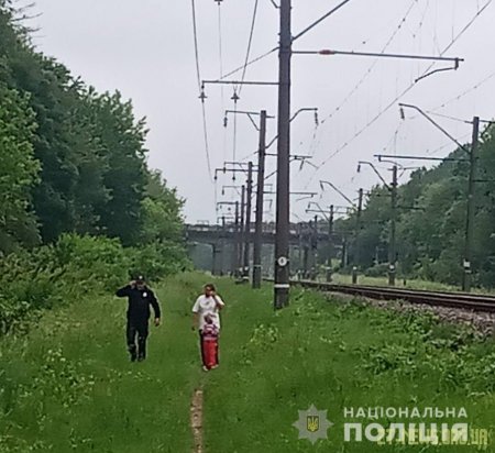 На Житомирщині поліцейські врятували жінку, яка хотіла разом із донькою покінчити життя самогубством