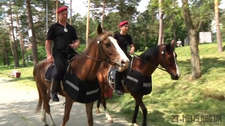 У житомирському Гідропарку на патрулювання вийшов кінний патруль