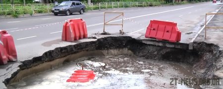 На вулиці Параджанова, де минулоріч уклали новий асфальт, утворилося провалля
