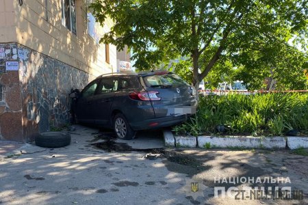 На Великій Бердичівській автомобіль врізався в стіну будинку