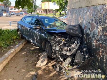 На Великій Бердичівській автомобіль врізався в стіну будинку