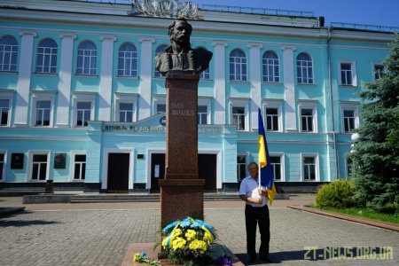 У День Конституції у Житомирі традиційно поклали квіти  до пам’ятників Шевченку, Франку та Ольжичу