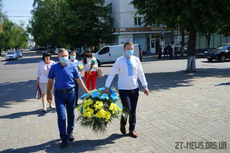 У День Конституції у Житомирі традиційно поклали квіти  до пам’ятників Шевченку, Франку та Ольжичу