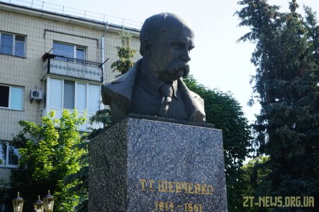 У День Конституції у Житомирі традиційно поклали квіти  до пам’ятників Шевченку, Франку та Ольжичу
