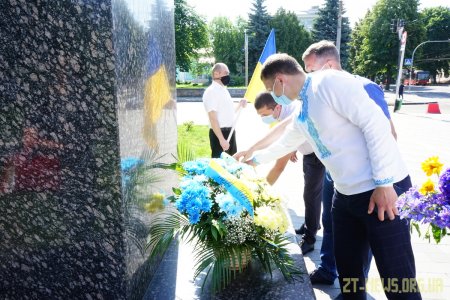 У День Конституції у Житомирі традиційно поклали квіти  до пам’ятників Шевченку, Франку та Ольжичу