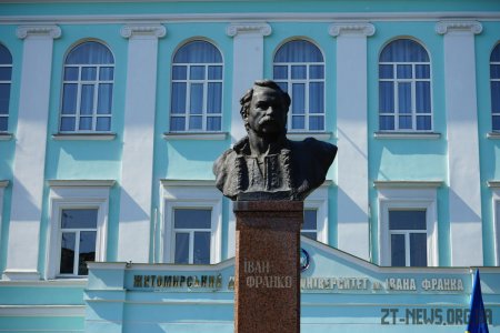 У День Конституції у Житомирі традиційно поклали квіти  до пам’ятників Шевченку, Франку та Ольжичу