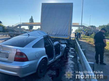 На трасі Київ - Чоп "Опель" влетів у припарковану на узбіччі вантажівку