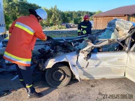 На трасі Київ - Чоп "Опель" влетів у припарковану на узбіччі вантажівку