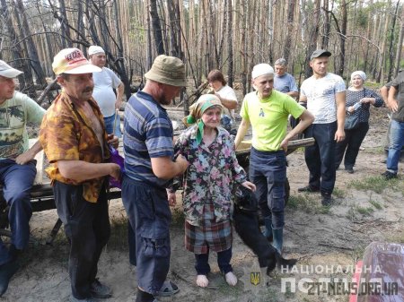 На Житомирщині поліція і громада знайшли 83-річну пенсіонерку, яка дві доби блукала у лісі