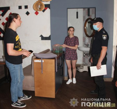 Поліцейські перевіряють дотримання громадянами карантинних обмежень