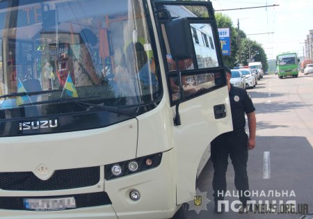 Поліцейські перевіряють дотримання громадянами карантинних обмежень