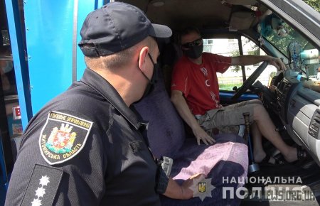 Поліцейські перевіряють дотримання громадянами карантинних обмежень