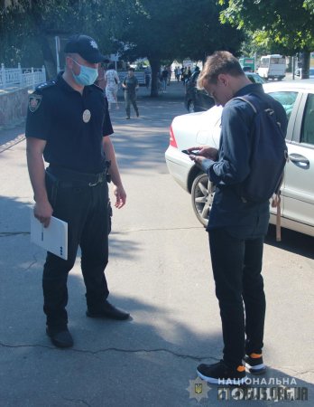 Поліцейські перевіряють дотримання громадянами карантинних обмежень