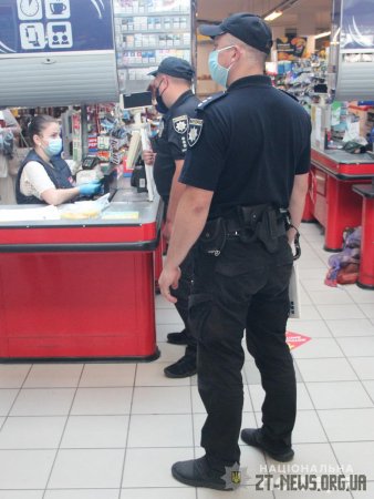 Поліцейські перевіряють дотримання громадянами карантинних обмежень