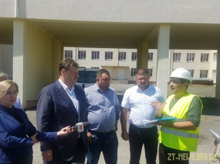 Віталій Бунечко оглянув реконструкцію стадіону у Чуднові та разом із силовиками зустрівся з громадами 3 районів