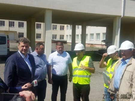 Віталій Бунечко оглянув реконструкцію стадіону у Чуднові та разом із силовиками зустрівся з громадами 3 районів