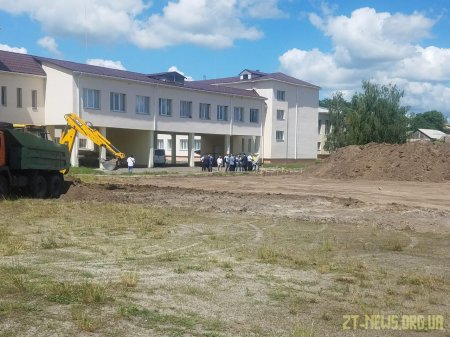 Віталій Бунечко оглянув реконструкцію стадіону у Чуднові та разом із силовиками зустрівся з громадами 3 районів