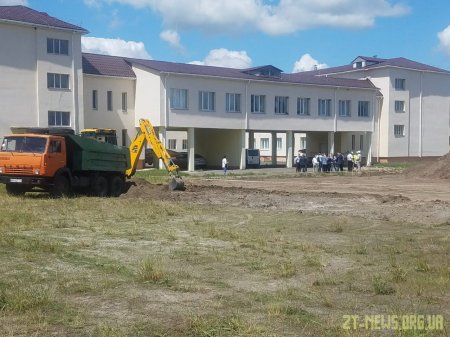Віталій Бунечко оглянув реконструкцію стадіону у Чуднові та разом із силовиками зустрівся з громадами 3 районів