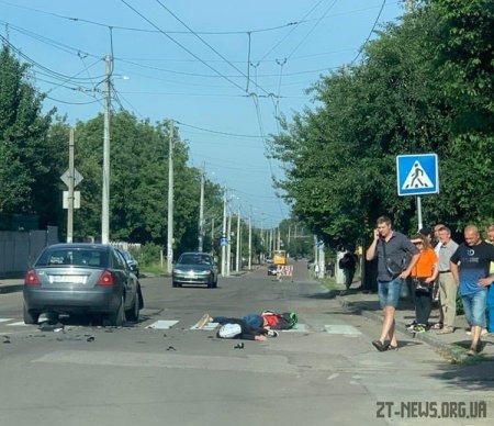 У Житомирі внаслідок ДТП загинув мотоцикліст, пасажир у лікарні