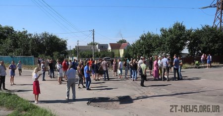 Мешканці провулку, де під колесами молоковозу загинув хлопчик, перекрили дорогу