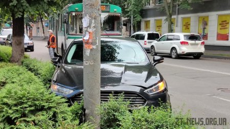 У центрі Житомира Ford врізався в тролейбус і загубив колесо