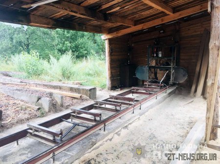 Малинські поліцейські припинили незаконну роботу пилорами