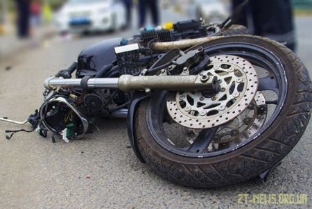 У Малині мотоцикліст в’їхав у вантажівку