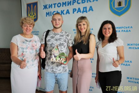 Хлопцю-сироті мер Житомира вручив ключі від квартири