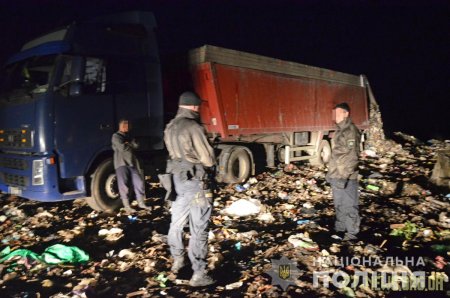 У Коростені поліцейські затримали вантажівки з львівським сміттям