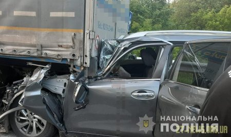 На трасі Київ - Чоп "Nissan" влетів у припарковану на узбіччі вантажівку