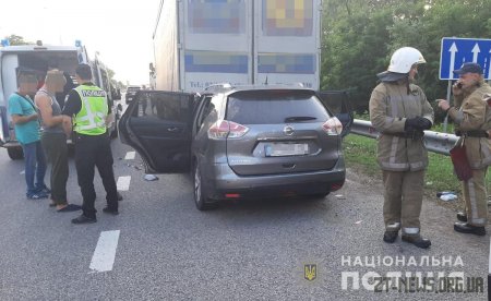 На трасі Київ - Чоп "Nissan" влетів у припарковану на узбіччі вантажівку