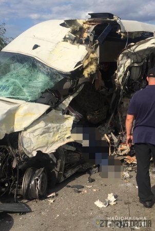На трасі Київ-Ковель в маршрутку в’їхала вантажівка: загинуло 4 людей