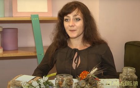 Житомирянка збирає і сушить лікарські рослини, характерні для Полісся