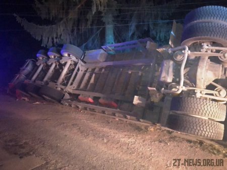 На Житомирщині вантажівка в'їхала в житловий будинок