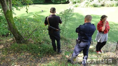 Поблизу Житомира у водоймі виявили утоплений автомобіль з тілом водія